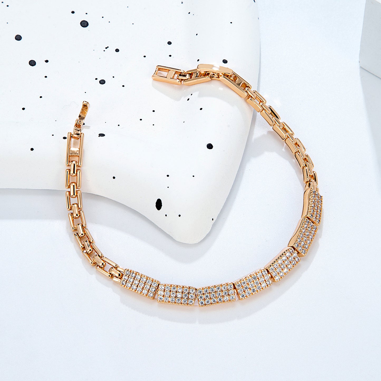 Bracelet doré pavé cristaux scintillants