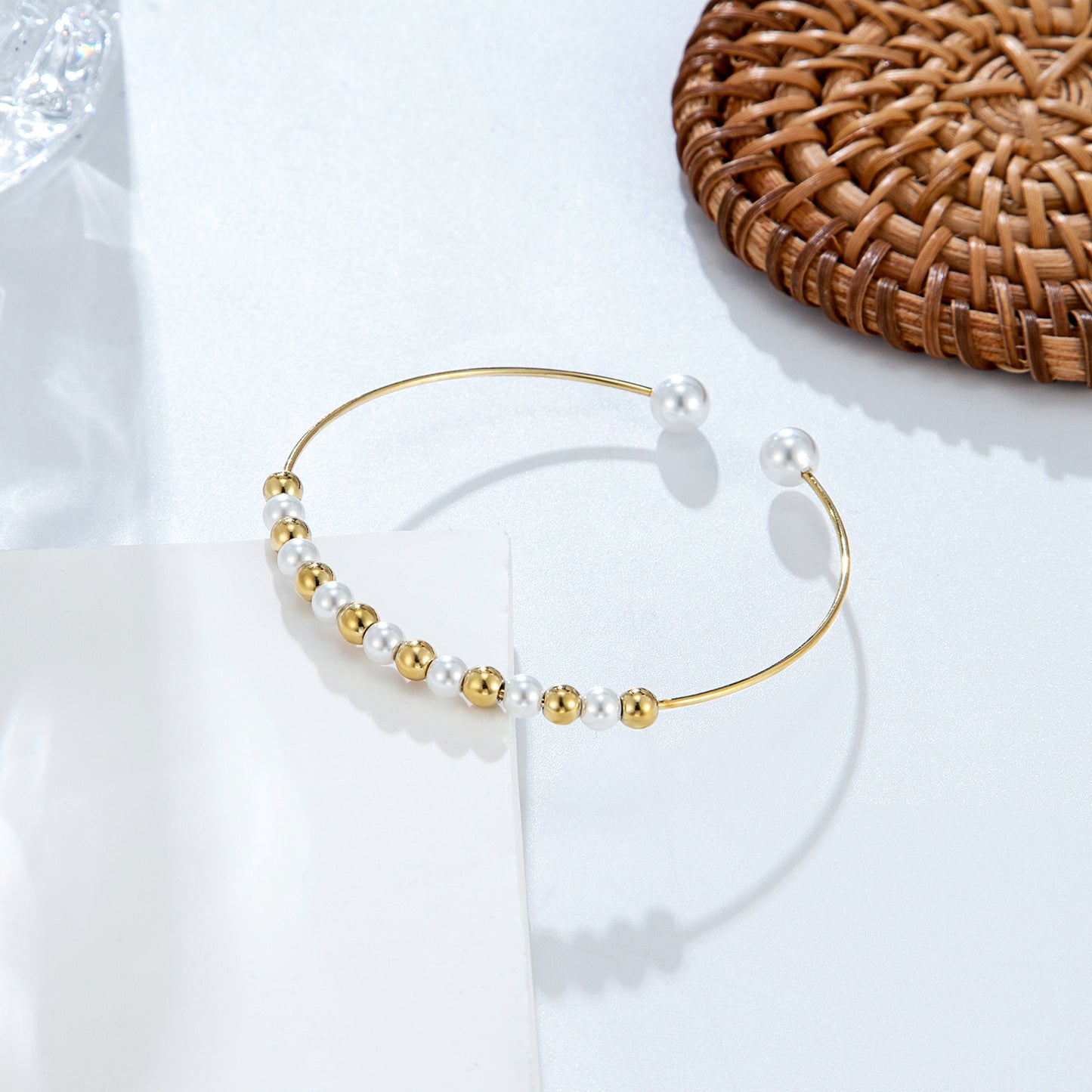 Bracelet jonc perles dorées blanches