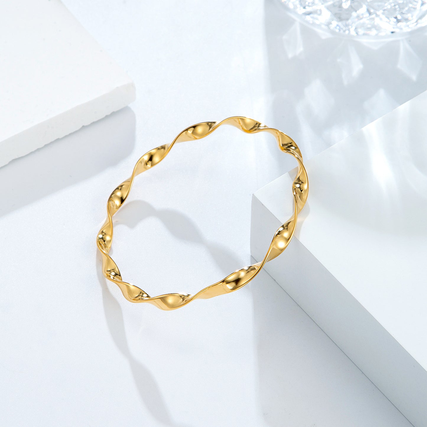 Bracelet jonc torsadé doré ondulé