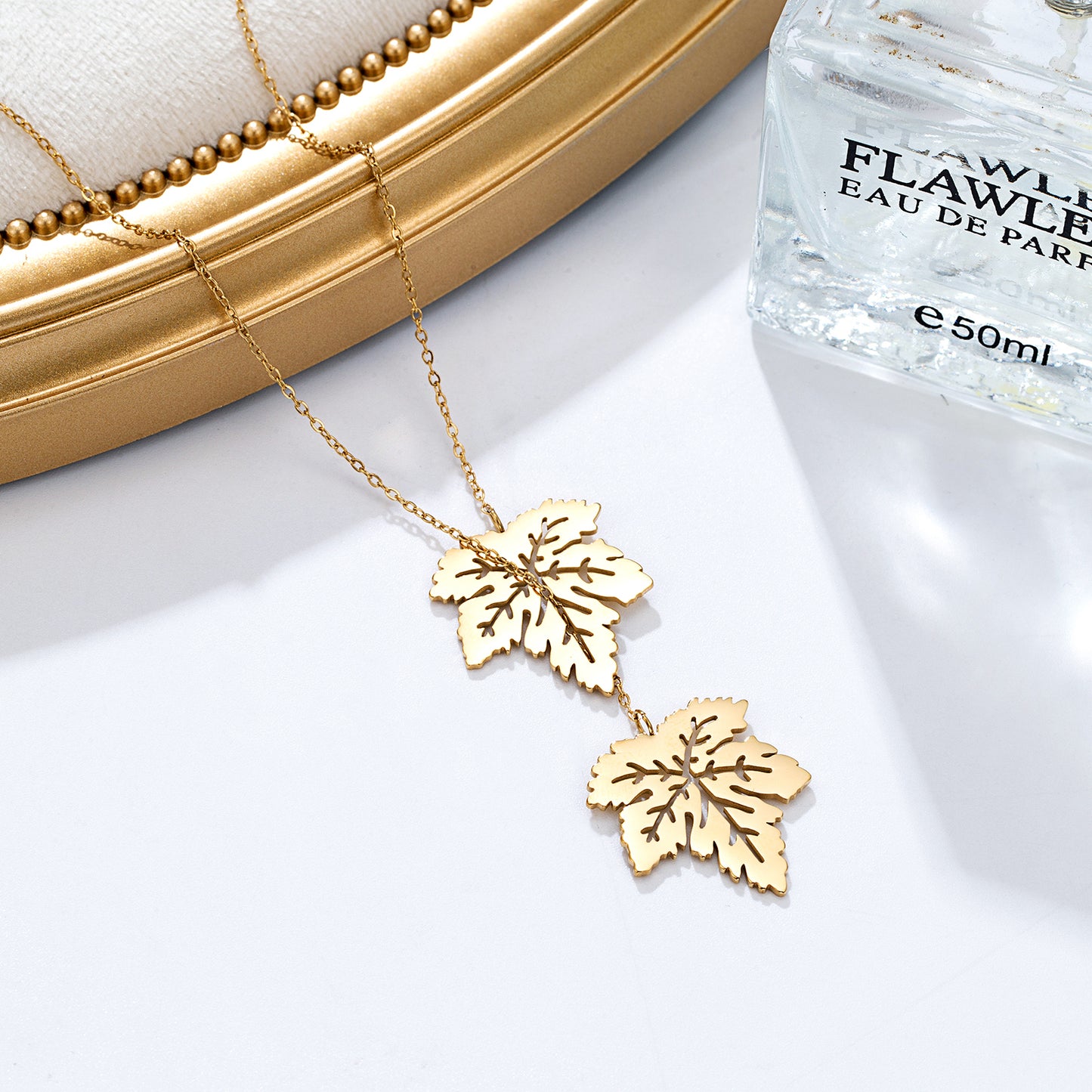 Collier pendentif double feuilles dorées