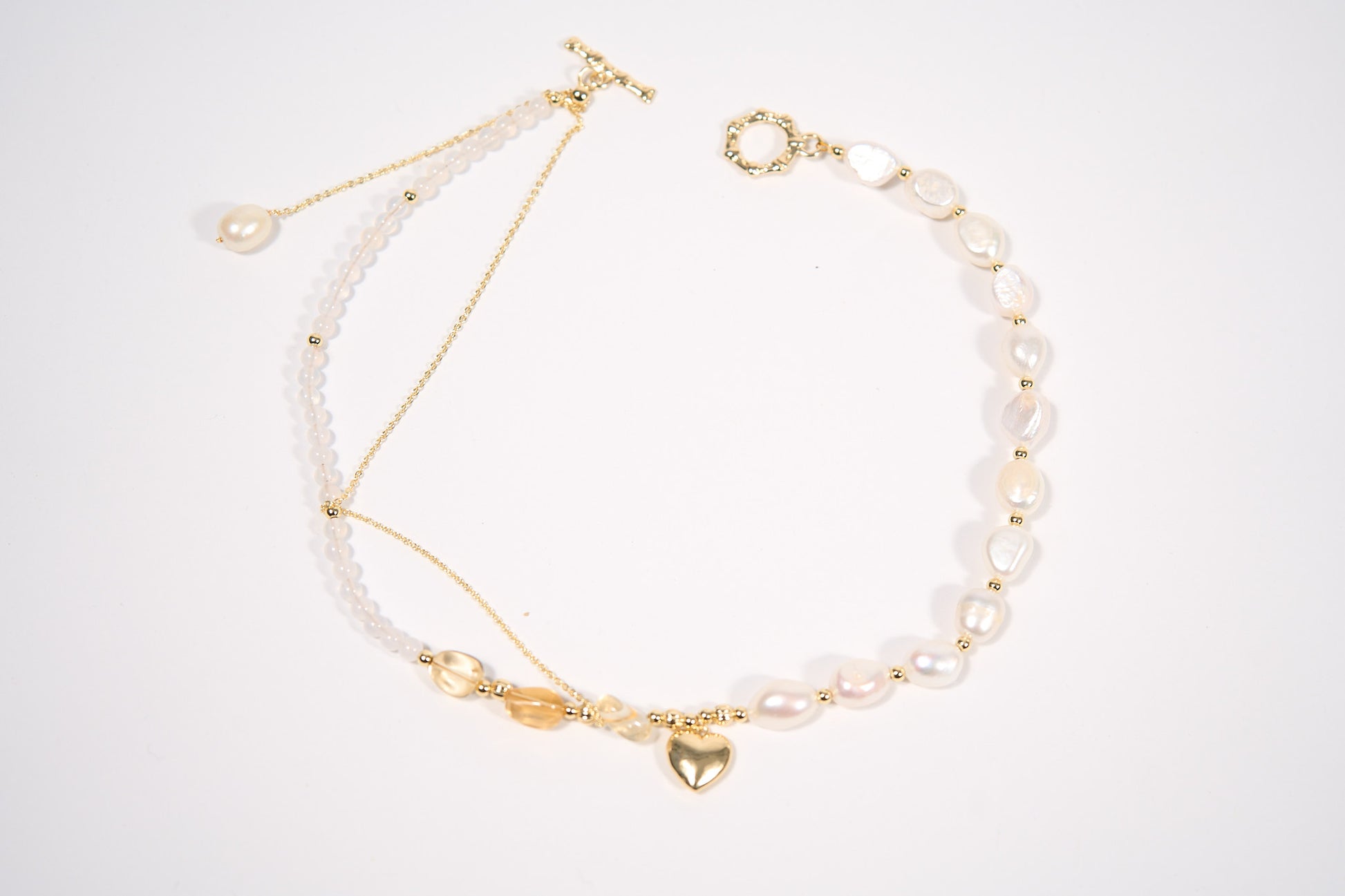 Parure en perles blanches et pendentif en cœur doré - Influence Chaussure, Mules et Sandales, livraison Réunion 974 Influence
